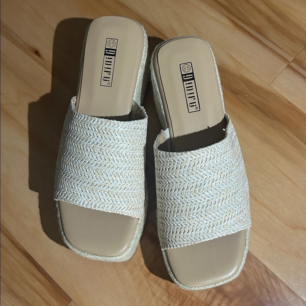 IDIFU Cream Woven Mules. New